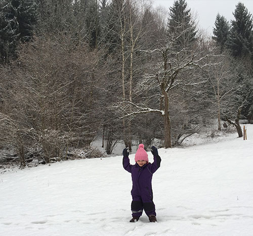 Ein freudestrahlendes Mädchen auf einem Trampolin springend